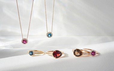 秋コーデを彩る、カラーストーンジュエリー