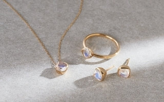 ６月の誕生石ジュエリー