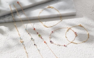 手もとにきらめきを添える夏のブレスレット