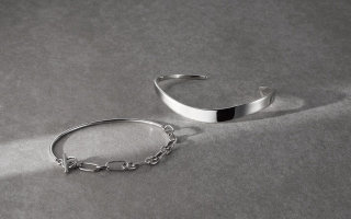 スタイリッシュなムードのシルバーバングル＆ブレスレット