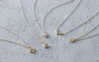 やわらかな輝きを纏う、大人のゴールドジュエリー